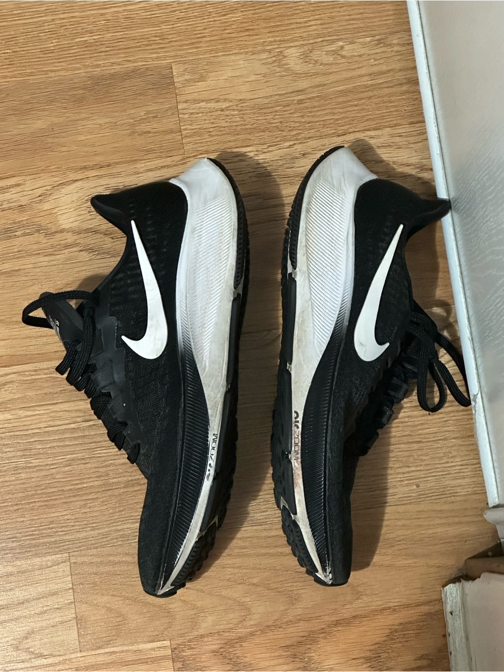 Nike women’s Black/White Running Shoes